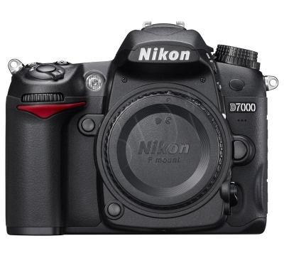 APARAT NIKON D7000 BODY + 18-105VR + KITBOX S